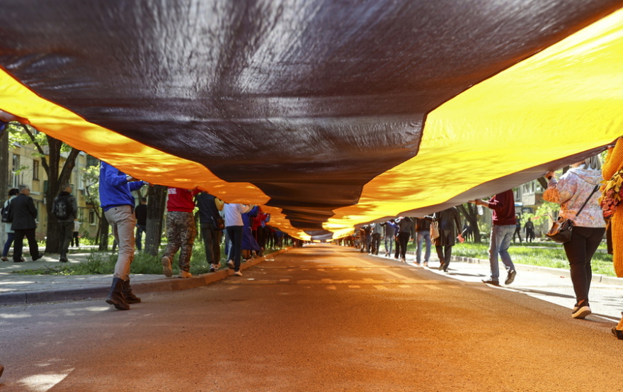 Ουκρανία: Φιλορώσοι αυτονομιστές παρελαύνουν στη Μαριούπολη για την «Ημέρα της Νίκης» (βίντεο)