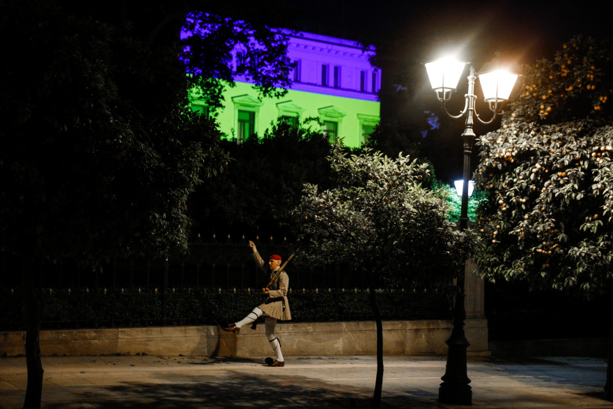 Στα χρώματα της σημαίας της Ουκρανίας φωταγωγήθηκε το Προεδρικό Μέγαρο