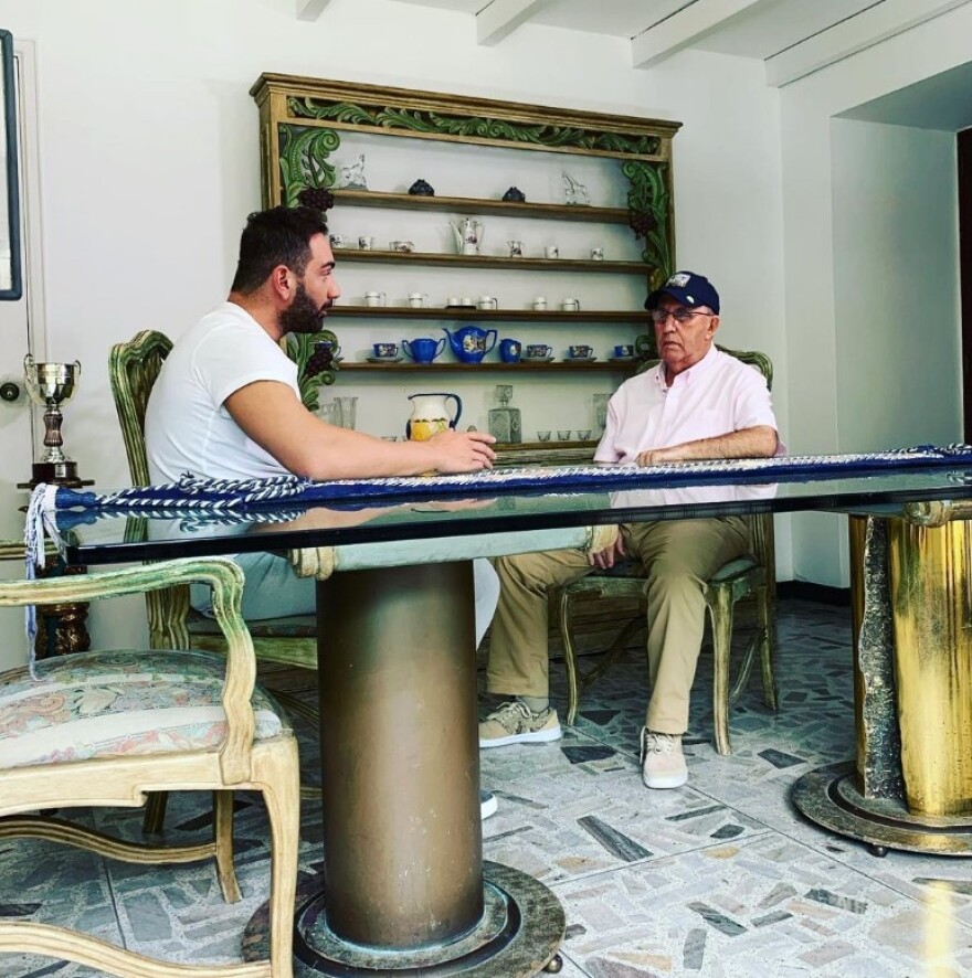 Ο Νίκος Κοκλώνης ετοιμάζει ντοκιμαντέρ για τη ζωή του Πάμπλο Εσκομπάρ