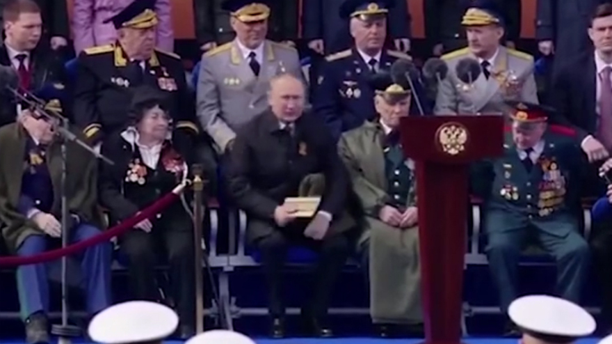 Πούτιν- Παρέλαση στη Μόσχα: Τα δύο σημάδια που φουντώνουν τα σενάρια για την υγεία του 