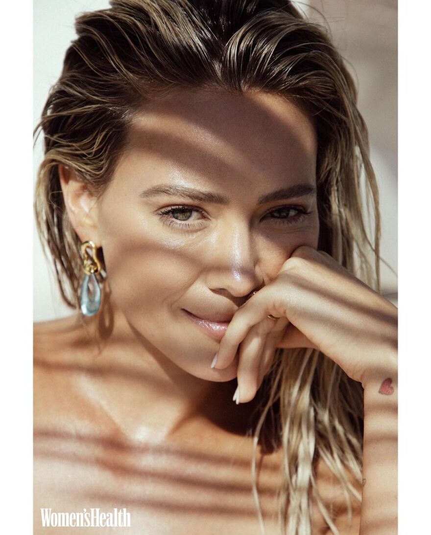 Χίλαρι Νταφ: Ποζάρει γυμνή σε εξώφυλλο περιοδικού και... υμνεί το body positivity