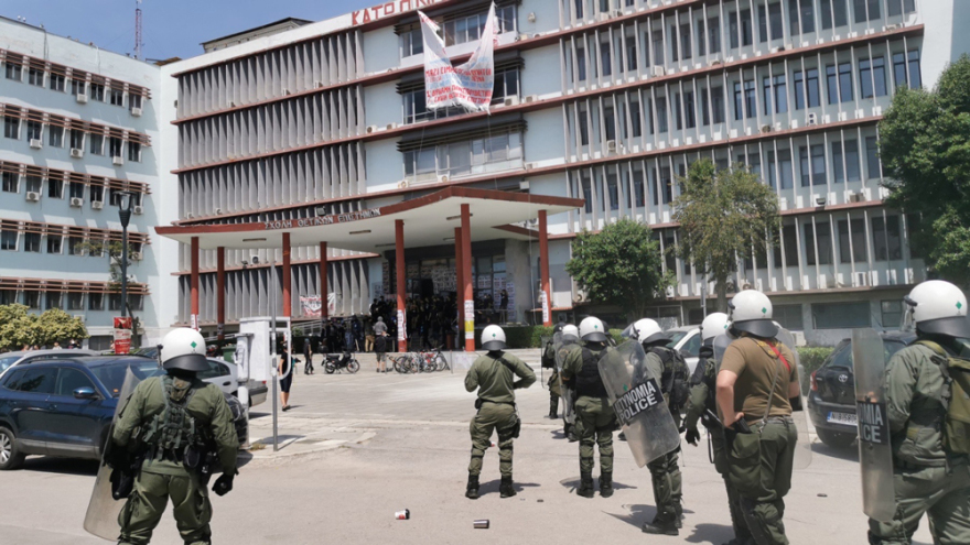 ΑΠΘ: Άγριο ξύλο ανάμεσα σε ΜΑΤ και φοιτητές - Τρεις συλλήψεις