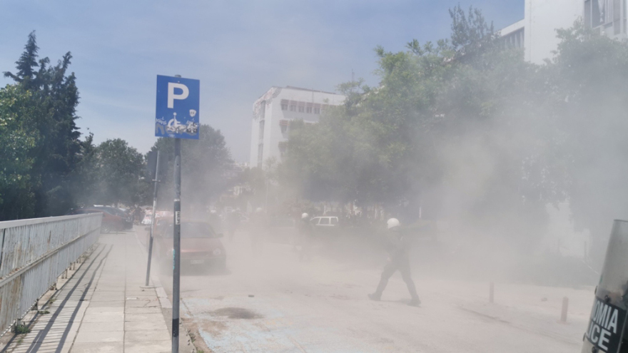 ΑΠΘ: Άγριο ξύλο ανάμεσα σε ΜΑΤ και φοιτητές - Τρεις συλλήψεις