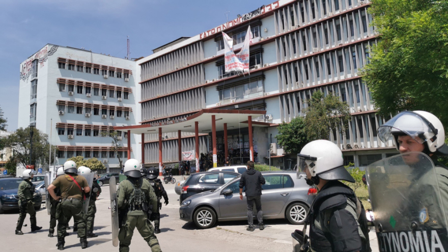 ΑΠΘ: Άγριο ξύλο ανάμεσα σε ΜΑΤ και φοιτητές - Τρεις συλλήψεις