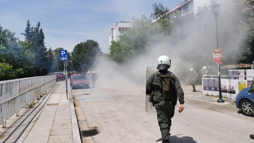 ΑΠΘ: Άγριο ξύλο ανάμεσα σε ΜΑΤ και φοιτητές - Τρεις συλλήψεις