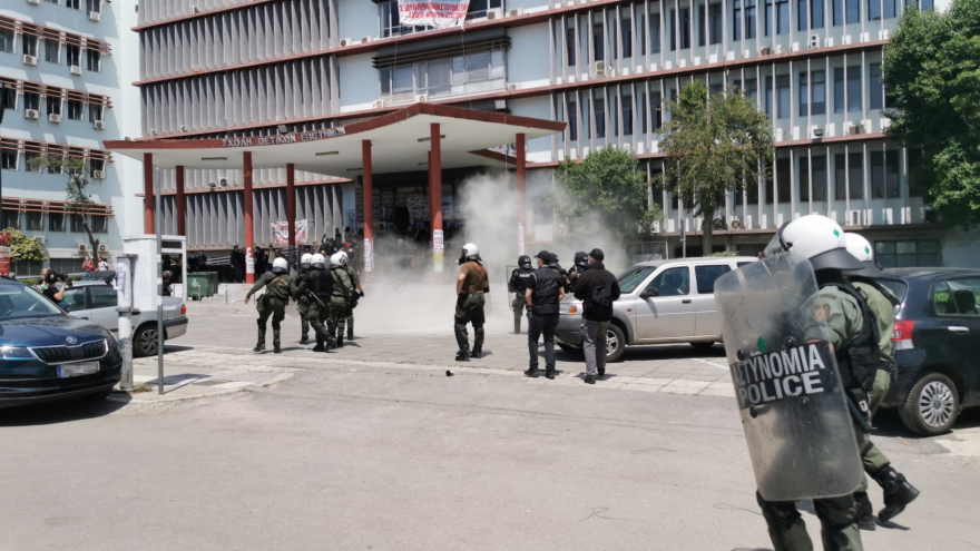 ΑΠΘ: Άγριο ξύλο ανάμεσα σε ΜΑΤ και φοιτητές - Τρεις συλλήψεις