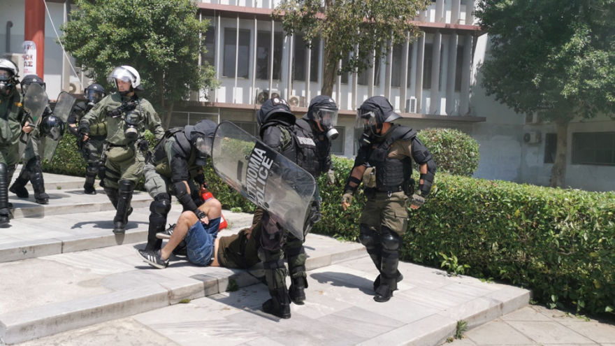 ΑΠΘ: Άγριο ξύλο ανάμεσα σε ΜΑΤ και φοιτητές - Τρεις συλλήψεις