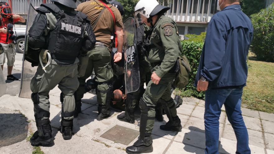 ΑΠΘ: Άγριο ξύλο ανάμεσα σε ΜΑΤ και φοιτητές - Τρεις συλλήψεις