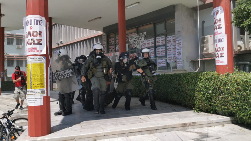 ΑΠΘ: Άγριο ξύλο ανάμεσα σε ΜΑΤ και φοιτητές - Τρεις συλλήψεις