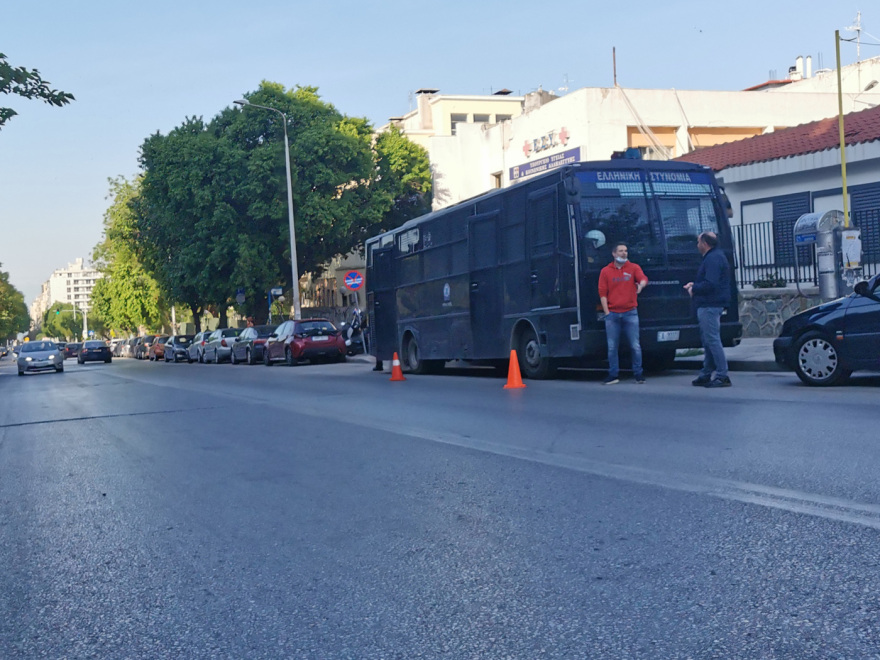 ΑΠΘ: Παρουσία της αστυνομίας ξεκίνησαν οι εργασίες απομάκρυνσης των μπαζών μετά τις τεράστιες καταστροφές