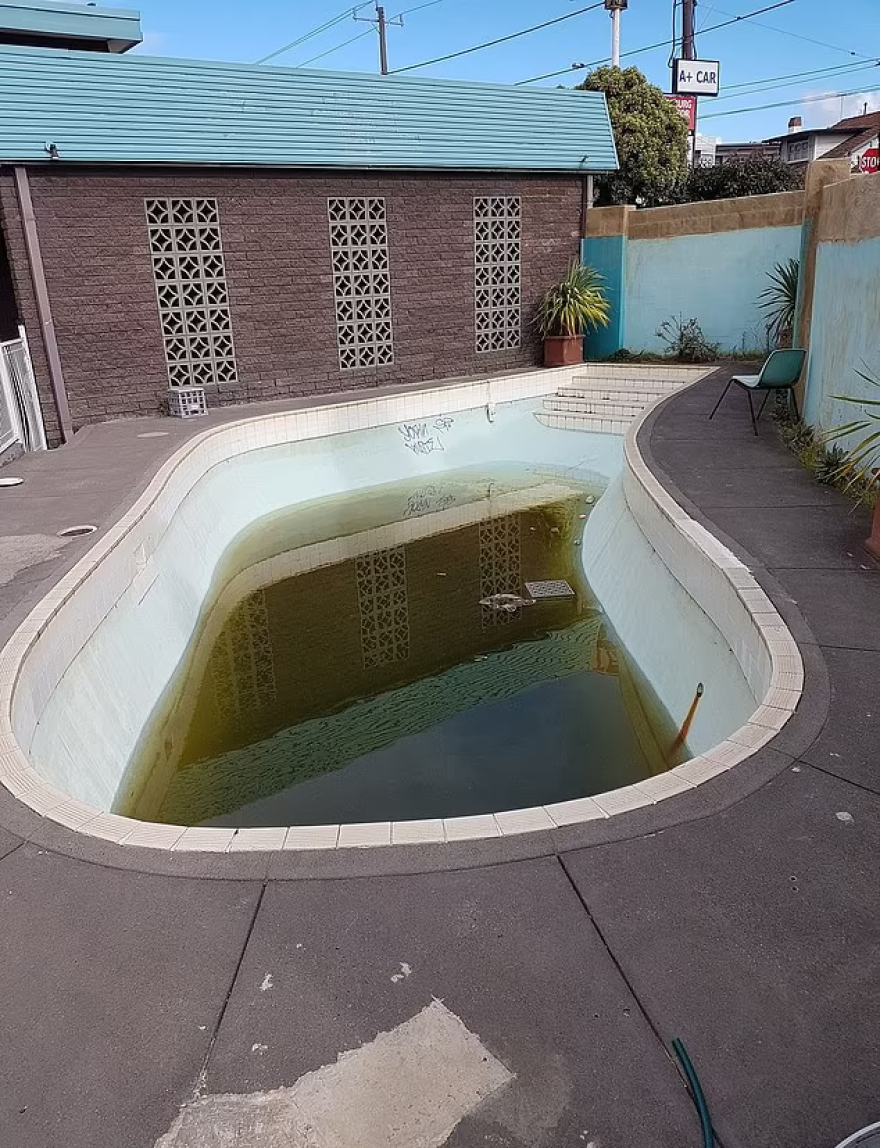 Νικ Κέιβ: Ο γιος του πέθανε σε ένα άθλιο μοτέλ, έχοντας χτυπήσει άσχημα τη μητέρα του για ένα πακέτο τσιγάρα