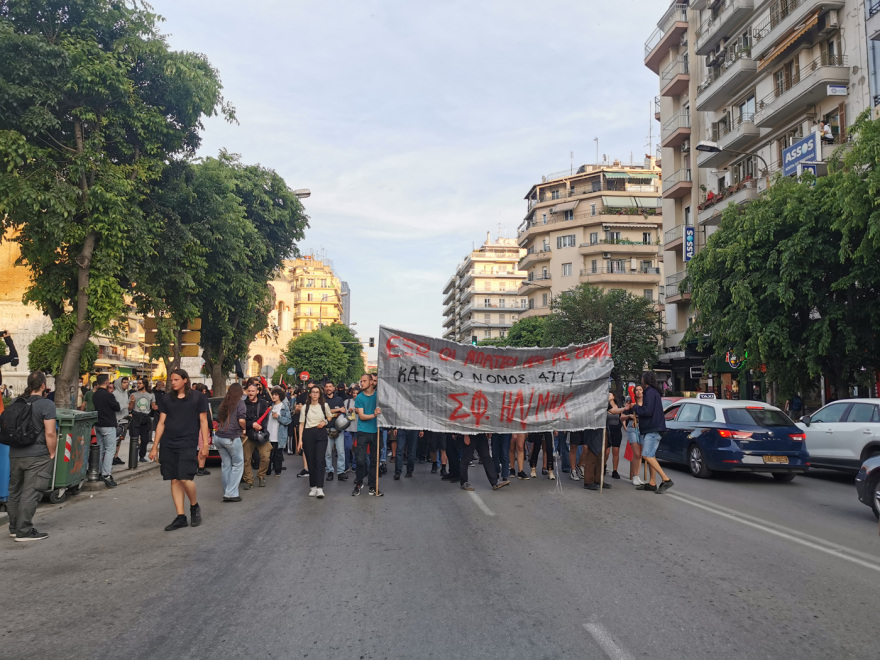 Βίντεο από τη στιγμή που ομάδα κουκουλοφόρων πετάει πέτρες προς τους αστυνομικούς στη Θεσσαλονίκη
