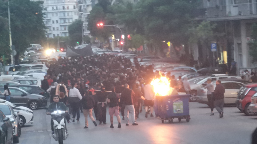 Βίντεο από τη στιγμή που ομάδα κουκουλοφόρων πετάει πέτρες προς τους αστυνομικούς στη Θεσσαλονίκη