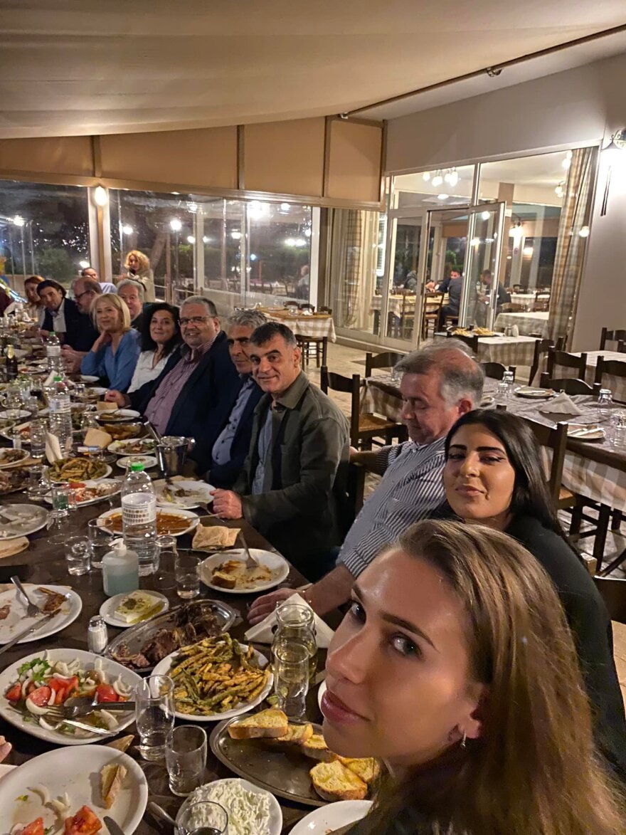 Παύλος Πολάκης: Γιόρτασε τα 57α γενέθλιά του χορεύοντας την «Ευδοκία» με το τσιγάρο στο στόμα