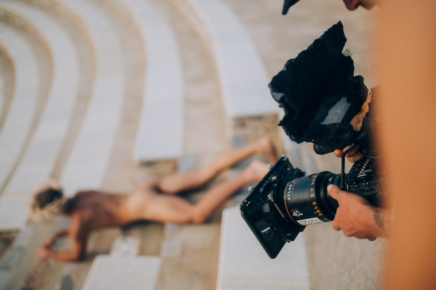 Ίος: Ένα μαγικό «ταξίδι» στην εποχή των χίπις αλλά και στα... ξέφρενα πάρτι του σήμερα - Εντυπωσιακό ντοκιμαντέρ