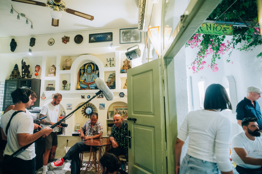 Ίος: Ένα μαγικό «ταξίδι» στην εποχή των χίπις αλλά και στα... ξέφρενα πάρτι του σήμερα - Εντυπωσιακό ντοκιμαντέρ