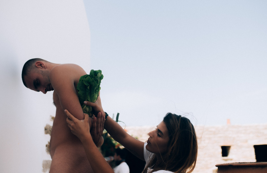 Ίος: Ένα μαγικό «ταξίδι» στην εποχή των χίπις αλλά και στα... ξέφρενα πάρτι του σήμερα - Εντυπωσιακό ντοκιμαντέρ