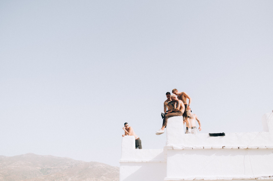 Ίος: Ένα μαγικό «ταξίδι» στην εποχή των χίπις αλλά και στα... ξέφρενα πάρτι του σήμερα - Εντυπωσιακό ντοκιμαντέρ