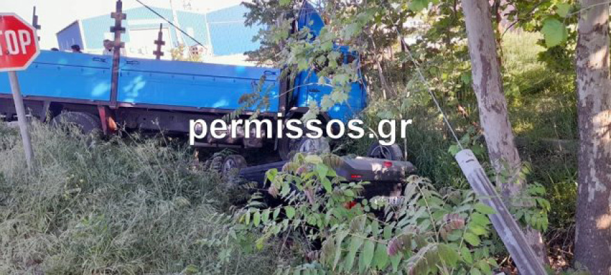 Τρομακτικό τροχαίο ατύχημα στην Αλίαρτο, σώθηκαν από θαύμα οδηγός και συνοδηγός