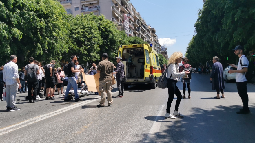 Θεσσαλονίκη: Μοτοσυκλέτα παρέσυρε γυναίκα στο κέντρο της πόλης - Διαδηλωτές παρείχαν τις πρώτες βοήθειες