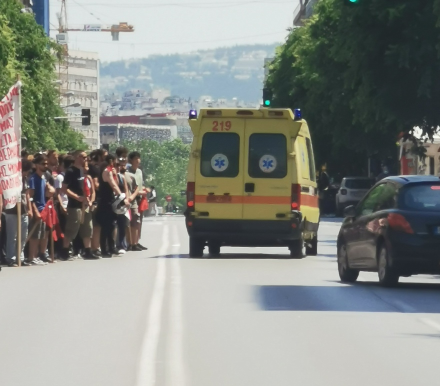 Θεσσαλονίκη: Μοτοσυκλέτα παρέσυρε γυναίκα στο κέντρο της πόλης - Διαδηλωτές παρείχαν τις πρώτες βοήθειες