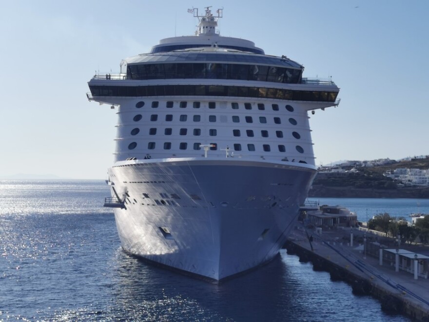 «Odyssey of the Seas»: Η πλωτή πολιτεία που... έκρυψε τη Μύκονο - Δείτε την απίθανη φωτογραφία!