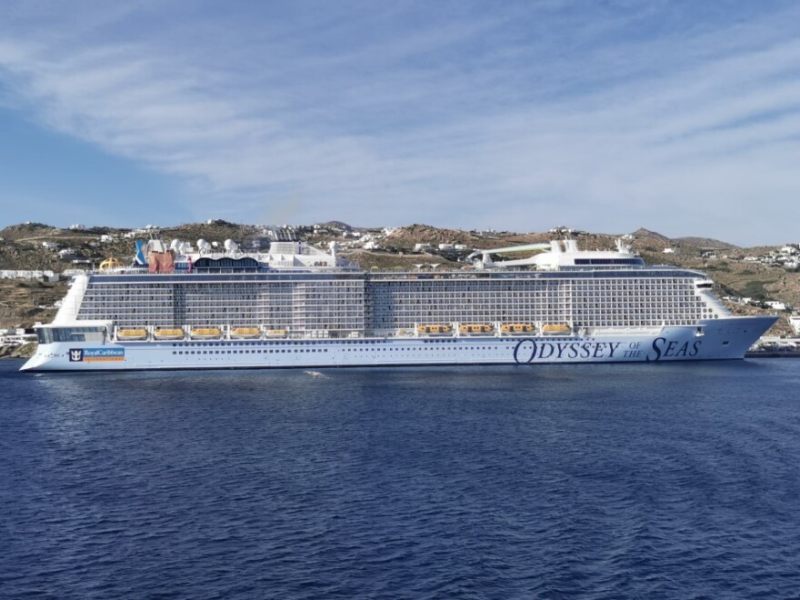 «Odyssey of the Seas»: Η πλωτή πολιτεία που... έκρυψε τη Μύκονο - Δείτε την απίθανη φωτογραφία!