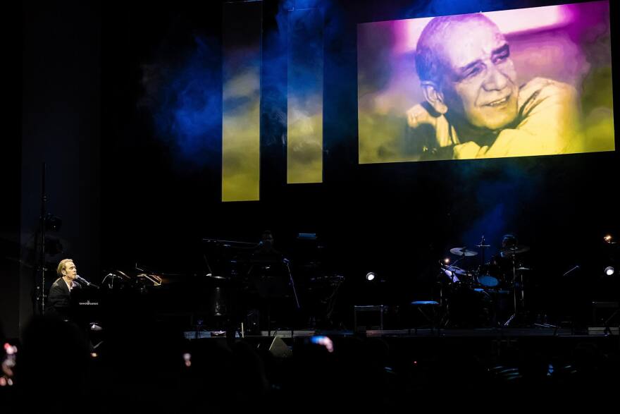 Στέφανος Κορκολής: Εντυπωσιακή «sold out» συναυλία στο Παλλάς - Δείτε βίντεο και φωτογραφίες