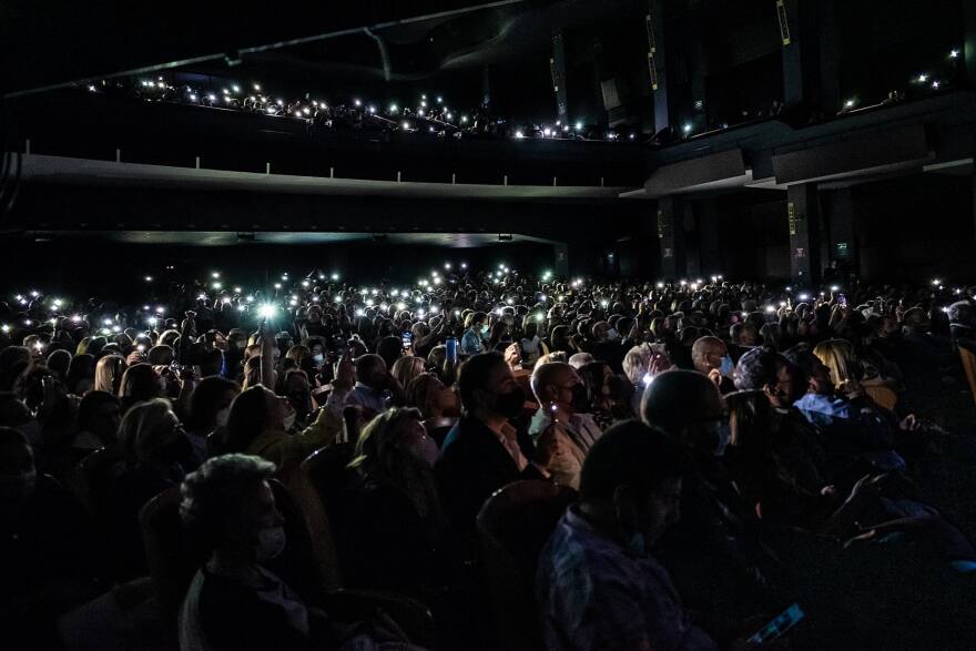 Στέφανος Κορκολής: Εντυπωσιακή «sold out» συναυλία στο Παλλάς - Δείτε βίντεο και φωτογραφίες