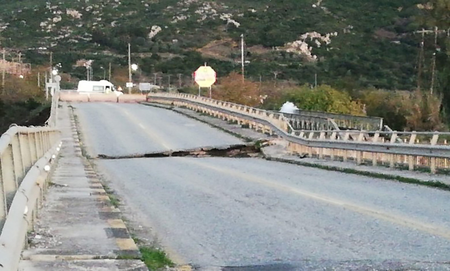 Πάνε να γκρεμίσουν τη σιδηροδρομική γέφυρα στον Εύηνο, καθυστερούν την οδική