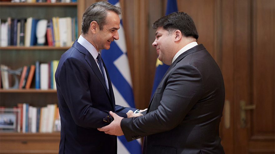 Η συνάντηση Μητσοτάκη με τον νέο Αμερικανό πρέσβη και η υποδοχή από τον Πίνατ