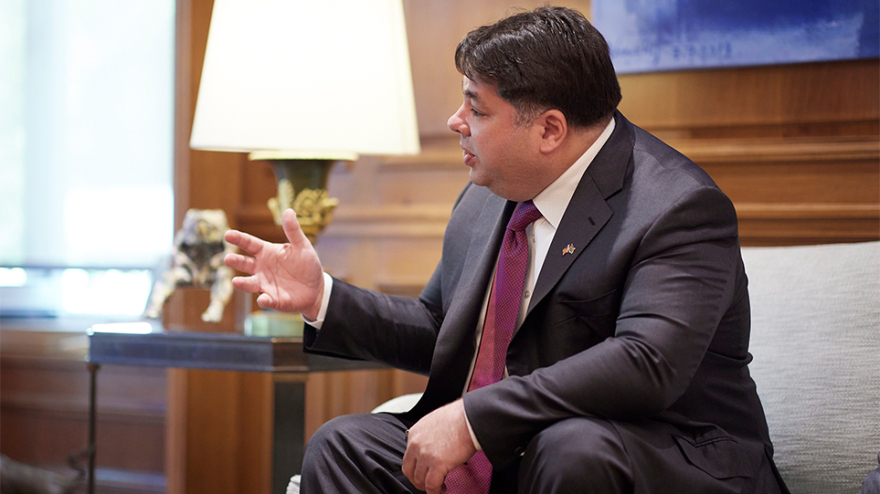 Η συνάντηση Μητσοτάκη με τον νέο Αμερικανό πρέσβη και η υποδοχή από τον Πίνατ