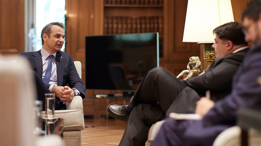 Η συνάντηση Μητσοτάκη με τον νέο Αμερικανό πρέσβη και η υποδοχή από τον Πίνατ