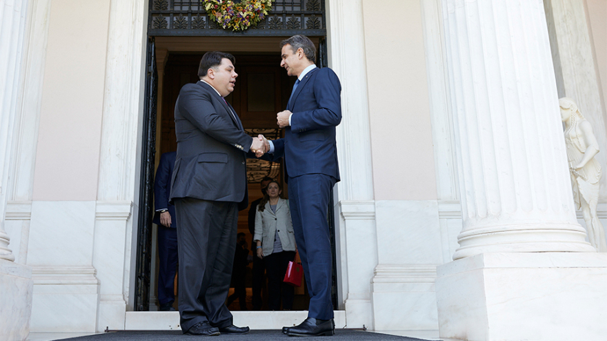 Η συνάντηση Μητσοτάκη με τον νέο Αμερικανό πρέσβη και η υποδοχή από τον Πίνατ