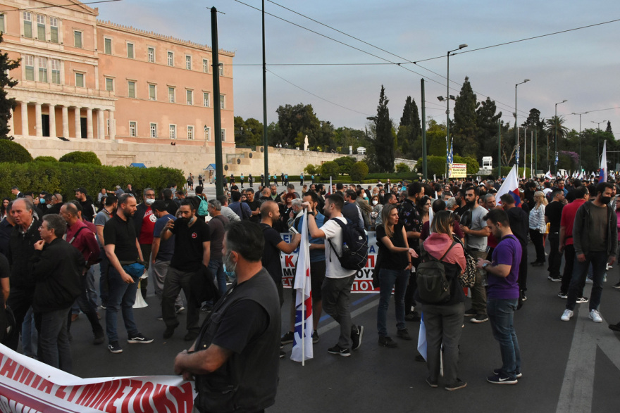 Βγήκαν στους δρόμους κατά της αμυντικής συμφωνίας με τις ΗΠΑ