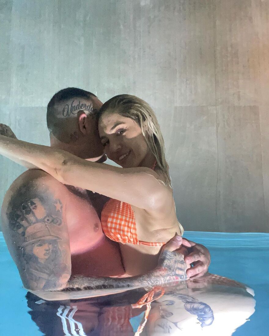 Έλενα Τσαγκρινού: Οι σέξι αγκαλιές με τον DJ Stephan