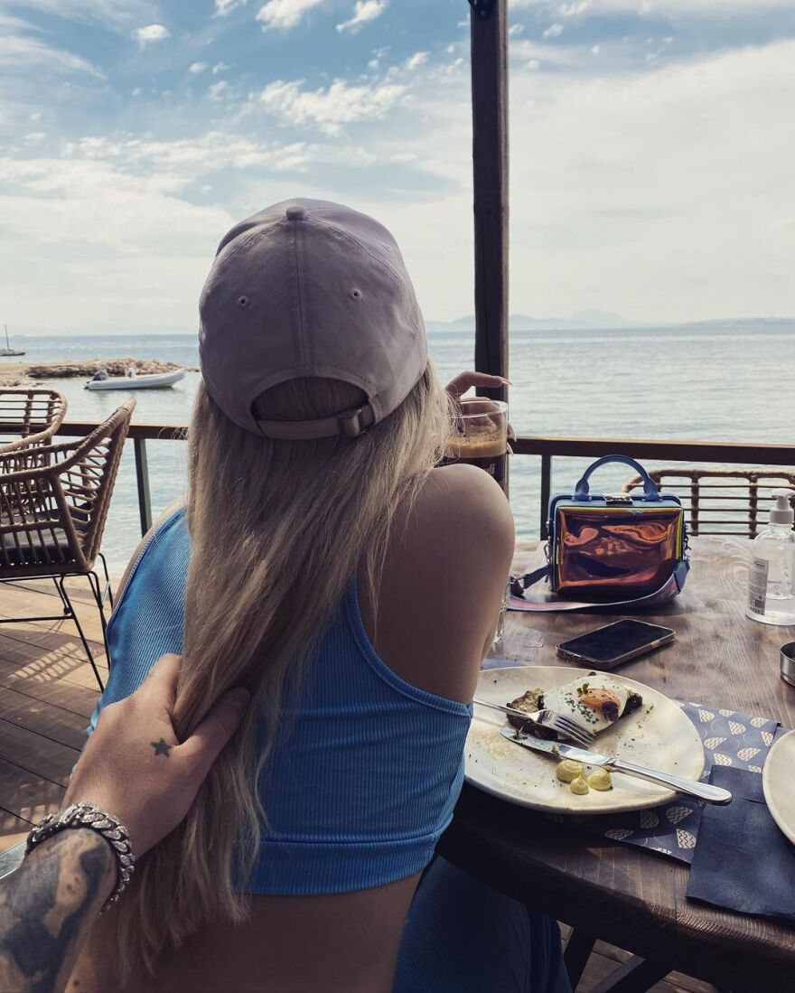 Έλενα Τσαγκρινού: Οι σέξι αγκαλιές με τον DJ Stephan