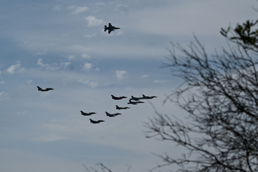 Μαχητικά αεροσκάφη και ελικόπτερα πέταξαν πάνω από την Ακρόπολη - Φωτογραφίες 