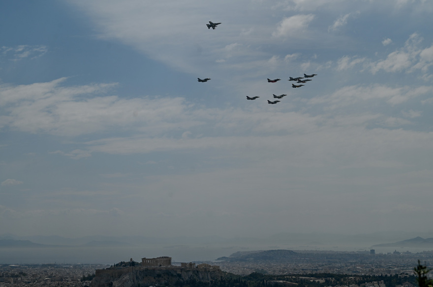 Μαχητικά αεροσκάφη και ελικόπτερα πέταξαν πάνω από την Ακρόπολη - Φωτογραφίες 