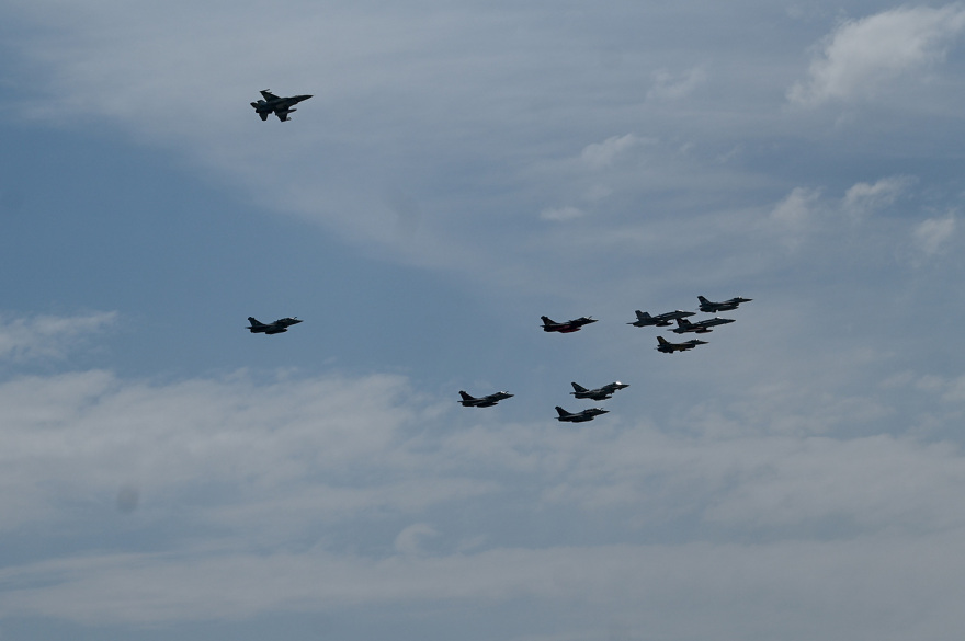 Μαχητικά αεροσκάφη και ελικόπτερα πέταξαν πάνω από την Ακρόπολη - Φωτογραφίες 