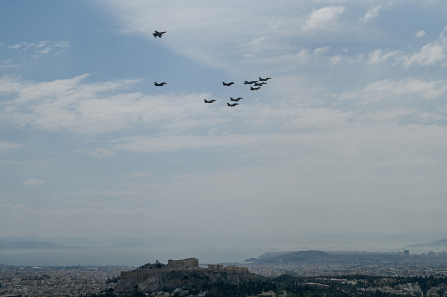 Μαχητικά αεροσκάφη και ελικόπτερα πέταξαν πάνω από την Ακρόπολη - Φωτογραφίες 