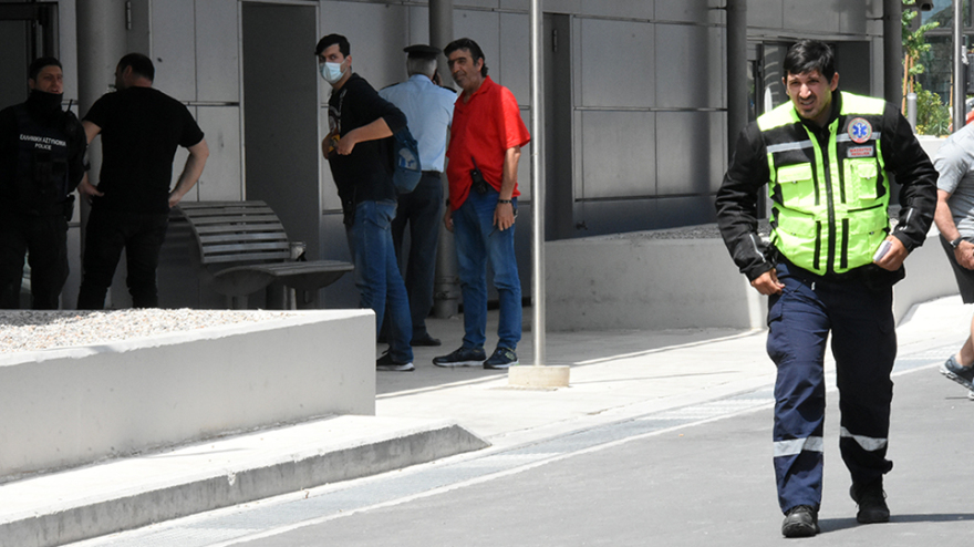 Αιγάλεω: Από θαύμα δεν υπήρξε ατύχημα στο River West - Εισέβαλε με το αυτοκίνητο μέσα από την τζαμαρία 