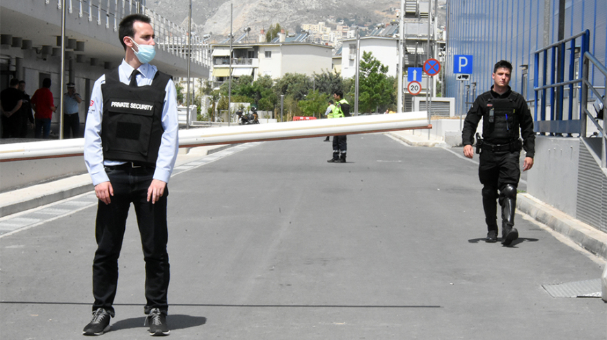 Αιγάλεω: Από θαύμα δεν υπήρξε ατύχημα στο River West - Εισέβαλε με το αυτοκίνητο μέσα από την τζαμαρία 