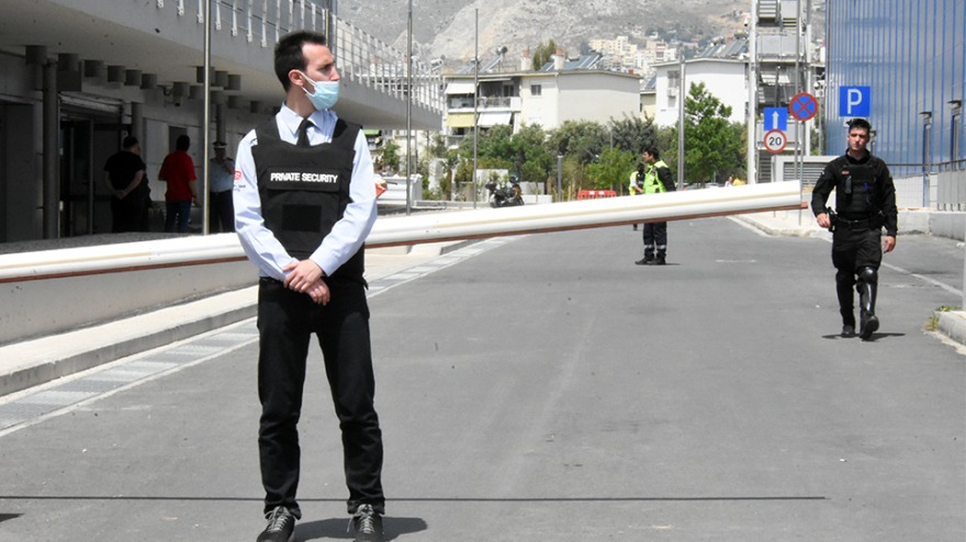 Αιγάλεω: Από θαύμα δεν υπήρξε ατύχημα στο River West - Εισέβαλε με το αυτοκίνητο μέσα από την τζαμαρία 