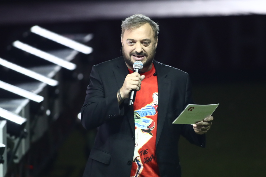 Ο Κώστας Μανωλάς τραγουδά με τον Μπάμπη Στόκα στη φιέστα του Ολυμπιακού για το 47ο πρωτάθλημα - Δείτε βίντεο και φωτογραφίες 