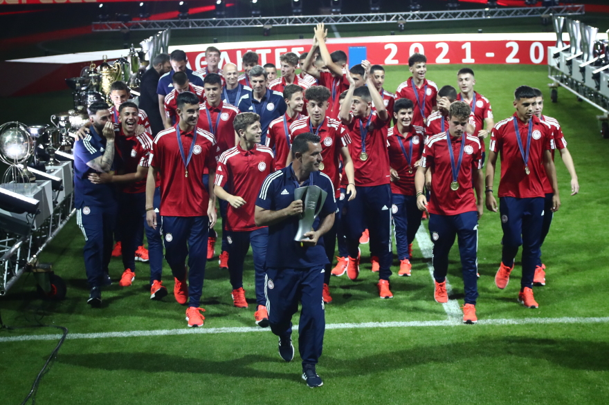  Ολυμπιακός: Η απονομή της κούπας στους πρωταθλητές 