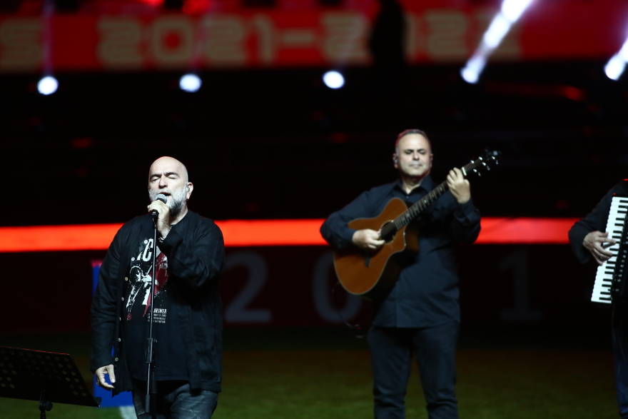 Ο Κώστας Μανωλάς τραγουδά με τον Μπάμπη Στόκα στη φιέστα του Ολυμπιακού για το 47ο πρωτάθλημα - Δείτε βίντεο και φωτογραφίες 