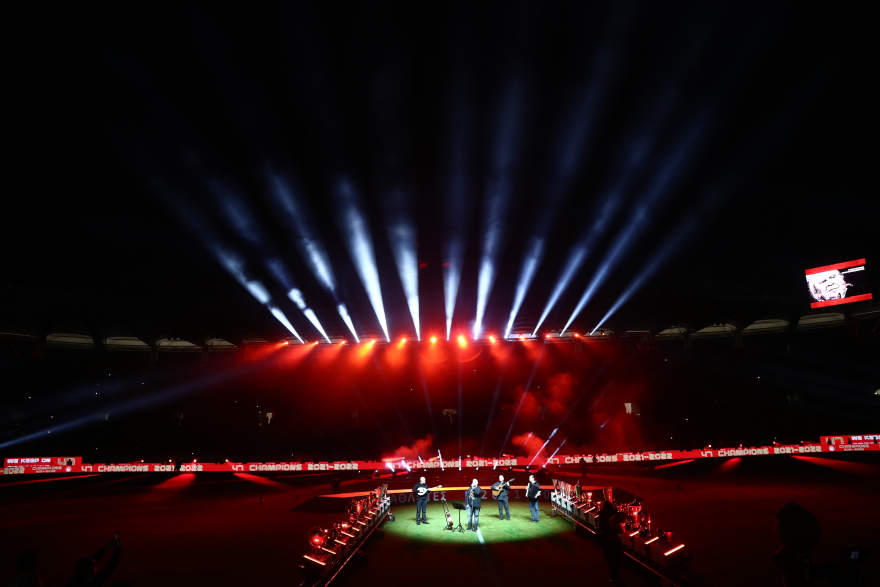 Ο Κώστας Μανωλάς τραγουδά με τον Μπάμπη Στόκα στη φιέστα του Ολυμπιακού για το 47ο πρωτάθλημα - Δείτε βίντεο και φωτογραφίες 