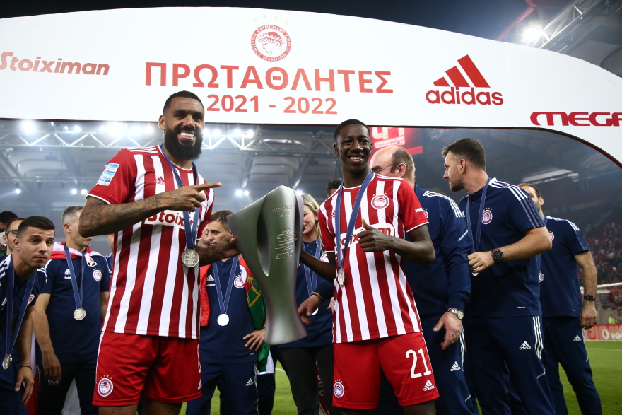  Ολυμπιακός: Η απονομή της κούπας στους πρωταθλητές 