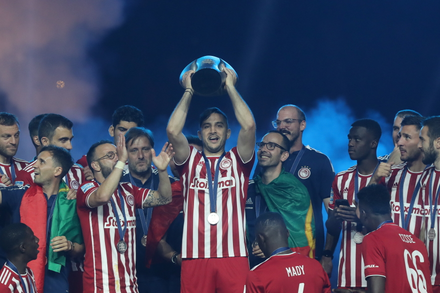  Ολυμπιακός: Η απονομή της κούπας στους πρωταθλητές 